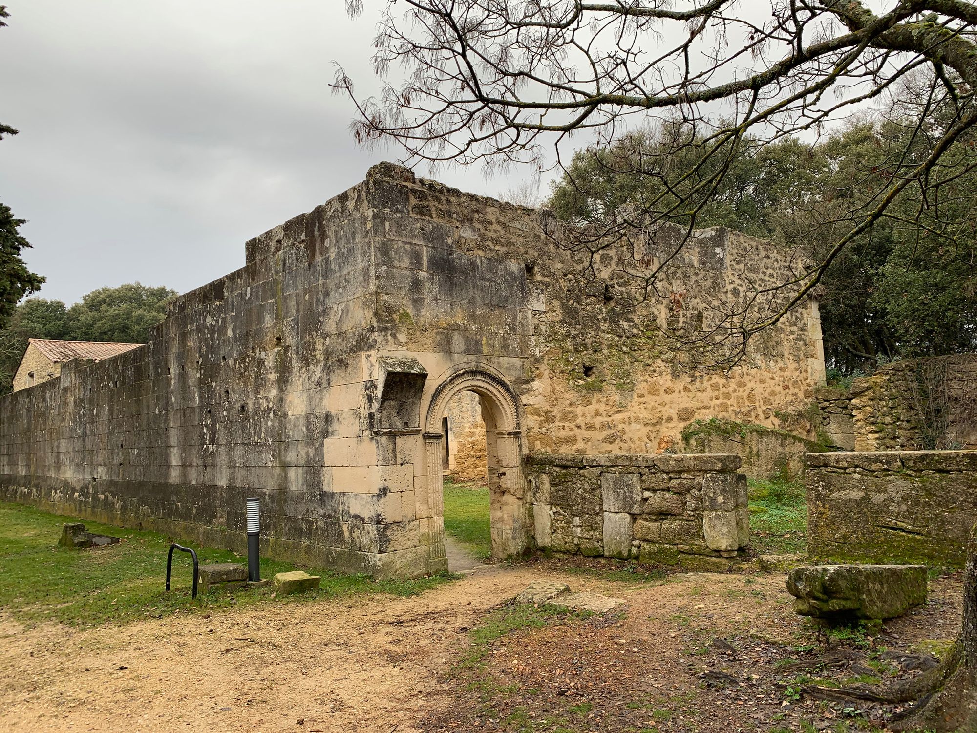 Cinq années de recherches sur le jeu de paume au Château de Suze la Rousse