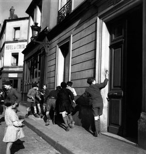 Une farce de l’enfance aux limites du patrimoine. Sonnette, martelet et tustet