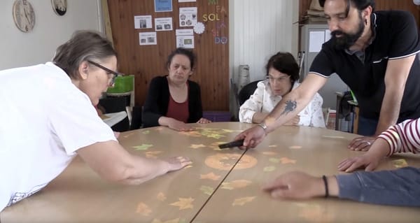 La table magique - Une aide originale de stimulation par le jeu de personnes handicapées vieillissantes